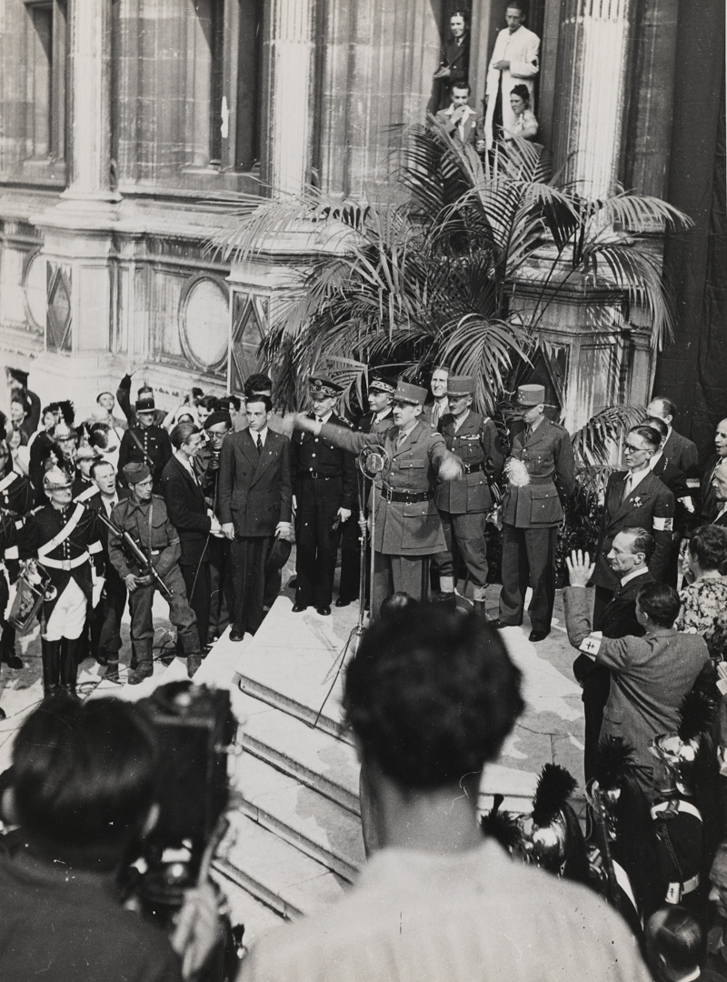 Le général de Gaulle crie "Vive La France" à l'Hôtel de Ville. La Libération de Paris. Le général de Gaulle à l'Hôtel-de-Ville. Paris (IVème arr.), août 1944. Saint Nicolas