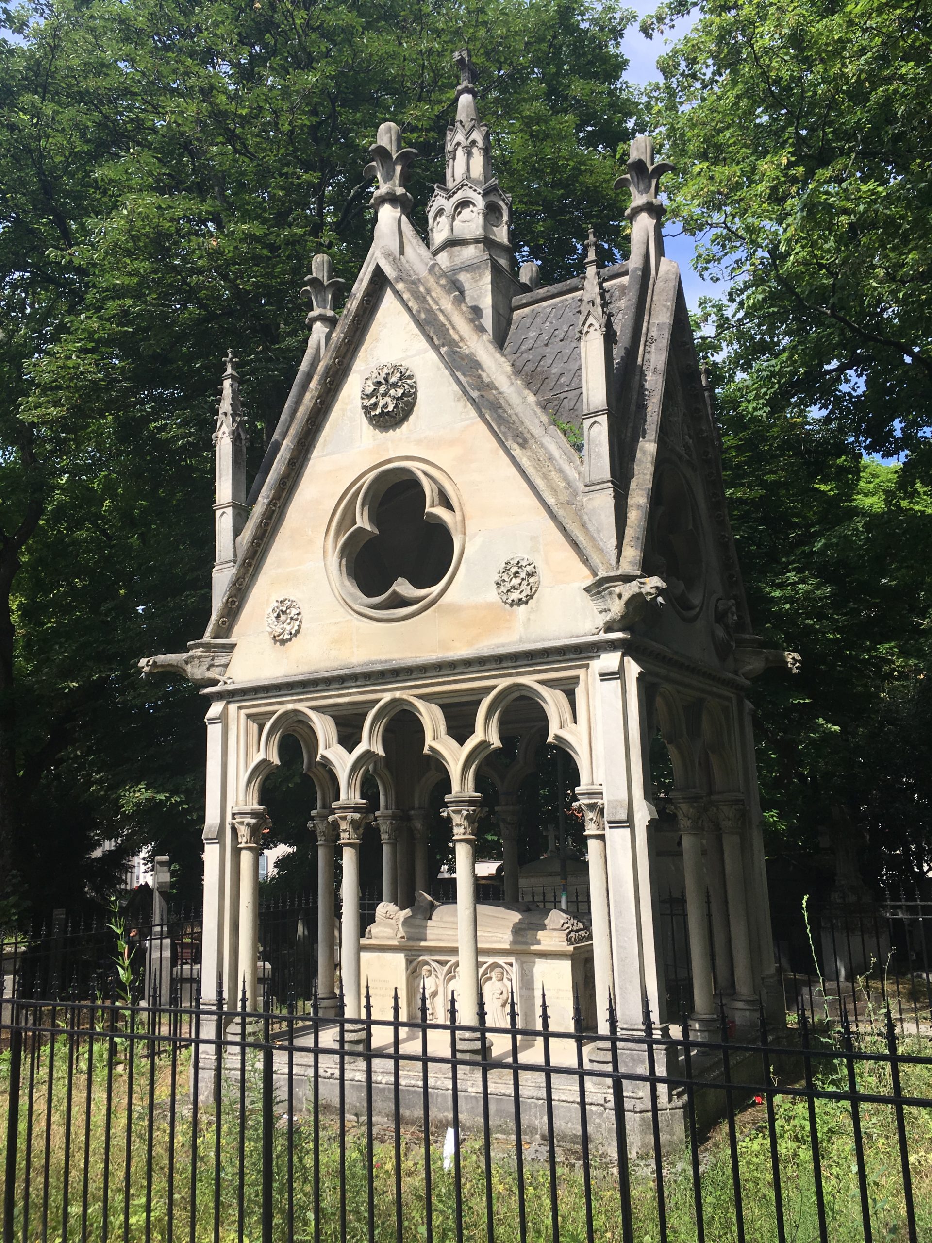 Mausolée d'Héloïse et Abélard au Père Lachaise Mausolée d'Héloïse et Abélard au Père Lachaise